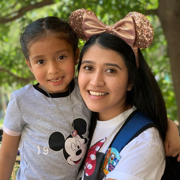 Hi I’m Zoe! Welcome to my closet🌸 - Picture 5 of 16